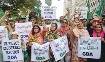  ?? — AFP ?? Pakistani activists of political Grand Democratic Alliance (GDA) party protest against alleged election rigging in Karachi on Friday. Pakistani opposition parties rejecting election results have agreed to participat­e in the parliament­ary process, take oaths and protest inside and outside the parliament.