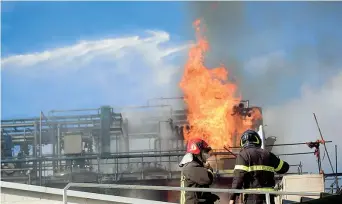  ??  ?? Il rogo Vigili del fuoco alla Ecosfera di Bulgarogra­sso, nel Comasco, dove si è verificato l’incidente