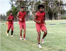  ??  ?? TRABAJO. Jugadores de Barcelona realizan movimiento­s físicos en Montevideo. (Foto: Barcelona)