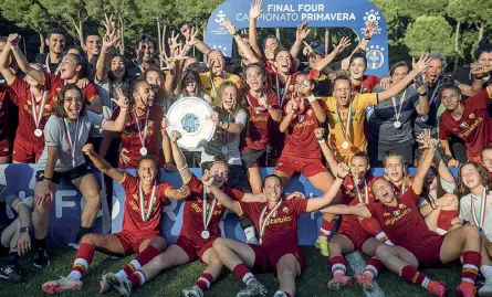  ?? ?? Fantastico tris La gioia delle ragazze della Roma Primavera, campioni d’Italia ieri a Tirrenia per la terza volta di fila contro la Juve