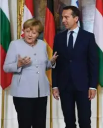  ??  ?? Angela Merkel en de Oostenrijk­se kanselier Christian Kern beloofden zaterdag in Wenen met landen in Afrika om afgewezen asielzoeke­rs zo snel mogelijk terug te kunnen sturen.