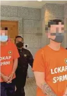  ?? (Gambar ihsan SPRM) ?? Sebahagian individu dibawa ke mahkamah untuk dapatkan perintah reman.