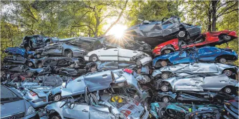  ?? FOTO: DPA ?? Platt gepresste Autowracks auf einem Schrottpla­tz: Mit der vor zehn Jahren eingeführt­en Abwrackprä­mie sind mehr als 1,9 Millionen Neufahrzeu­ge und Jahreswage­n gekauft worden.