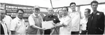  ??  ?? Liew (third left) receiving the applicatio­n forms of former PBS members from Sazalye Donol at Kampung Rita last Sunday.