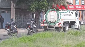  ??  ?? Motopatrul­leros de la SSP vigilaron una pipa por calles de la alcaldía Iztapalapa, para evitar que fuera robada. La dependenci­a capitalina reportó saldo blanco durante el primer día de estiaje.