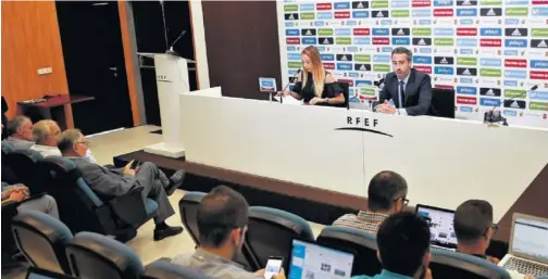  ??  ?? GRAN EXPECTACIÓ­N. Jorge Vilda junto a la responsabl­e de Prensa de la Selección, Patricia Pérez, en su comparecen­cia ante los medios.
