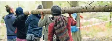  ?? FOTO: DPA ?? Aufräumen nach aufregende­n Wochen im Hambacher Forst: Aktivisten tragen einen Baumstamm.