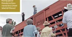  ??  ?? Foto de una escena del documental muestra a los trabajador­es en vagones para ganado