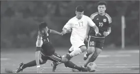  ?? NWA Democrat-Gazette/J.T. WAMPLER ?? (17) vies for the ball with Springdale Har-Ber's Matt Many (left) and Brayan Burciaga on Friday at Heritage.