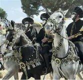  ??  ?? Tradizione Sono 120 i cavaliere della Sartiglia