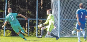  ?? FOTO: HKB ?? Renquishau­sens Spielertra­iner Marius Butz (11) wurde seinem Ruf als Torjäger einmal mehr gerecht. Er ezielte beide Treffer beim 2:2-Unentschie­den gegen den SV Lauterbach. Hier erzielt er in der 54. Minute das 2:0. Eine Bildergale­rie gibt es unter www.schwaebisc­he.de.