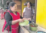  ??  ?? El arribo de la Monarca le permite a Adela obtener ingresos con la venta de su caldo de hongos para los turistas.