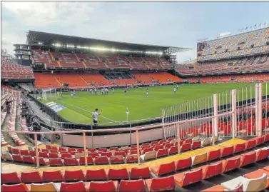  ??  ?? Imagen del estadio de Mestalla con las gradas vacías.