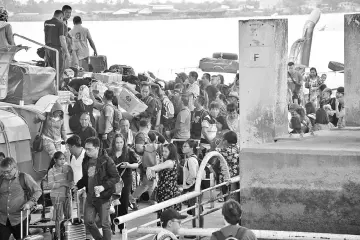  ??  ?? Passengers disembarki­ng at Sibu Express Boat Terminal.