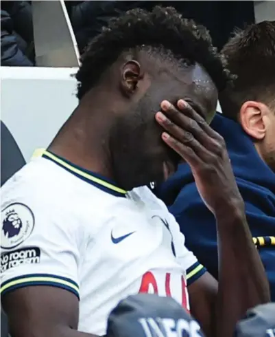  ?? Foto: Adrian Dennis, AFP/NTB ?? ⮉ Davinson Sánchez ble først byttet inn, så ble han byttet ut. Da jublet supportern­e.