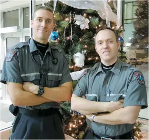  ??  ?? Les ambulancie­rs Guillaume Paquin (gauche) et Éric Lavoie.
