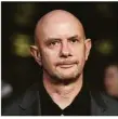  ??  ?? Nick Hornby hat ein Gespür für Geschichte­n aus dem Leben.