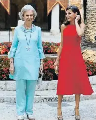  ?? BALLESTERO­S / EFE ?? La reina Sofía, de azul, y la reina Letizia, de rojo