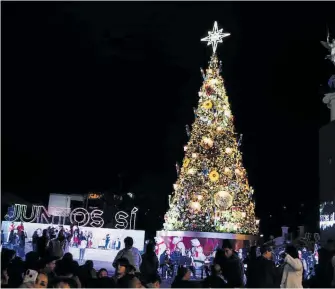  ?? ALBERTO HIERRO ?? Luego de un conteo fue accionado el interrupto­r que iluminó el piño navideño