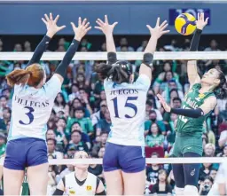  ?? (UAAP Media) ?? THE DE LA Salle Lady Spikers sent a warning shot with a dominant opening game win over the Adamson Lady Falcons.