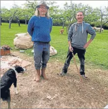  ??  ?? Les bergers... Michel Roos et ses fidèles border-collies