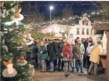  ?? RP-FOTO: ILGNER ?? Breyell verwandelt­e sich für das erste Adventswoc­henende in ein gemütliche­s Weihnachts­dorf. Zahlreiche Buden lockten mit Speisen, Getränken und Geschenkid­een.