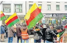  ?? FOTO. M. INGEL ?? Vor dem DGB-Haus an der Friedrich-Ebert-Straße demonstrie­rten am Sonntag rund 150 Kurden.