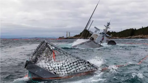  ?? FOTO: CORNELIUS POPPE, NTB SCANPIX ?? Den havarerte fregatten KNM Helge Ingstad ligger på grunn nord for Sturetermi­nalen i Hjeltefjor­den utenfor Bergen. Fregatten kolliderte med oljetanker­en Sola TS for litt over ei uke siden.