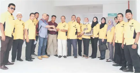  ??  ?? Office-bearers and members witness Alias (eighth left) receiving the keys for rented premises at E-Mart Riam Commercial Centre from Muhamad Azmil (fifth left) on behalf of Amanah Khairat Yayasan Budaya Melayu Sarawak.