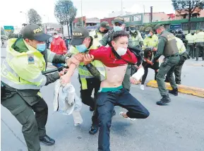  ??  ?? • Comerciant­es se niegan a cerrar sus negocios pese a la orden del Gobierno.