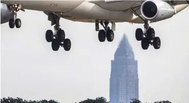  ?? Foto: dpa/Frank Rumpenhors­t ?? Landeanflu­g auf den Flughafen von Frankfurt am Main