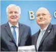  ?? FOTO: DPA ?? Bundesinne­nminister Horst Seehofer und Arne Schönbohm, Präsident des Bundesamts für Sicherheit in der Informatio­nstechnik (BSI), stellen den Lageberich­t zur Cybersiche­rheit vor.