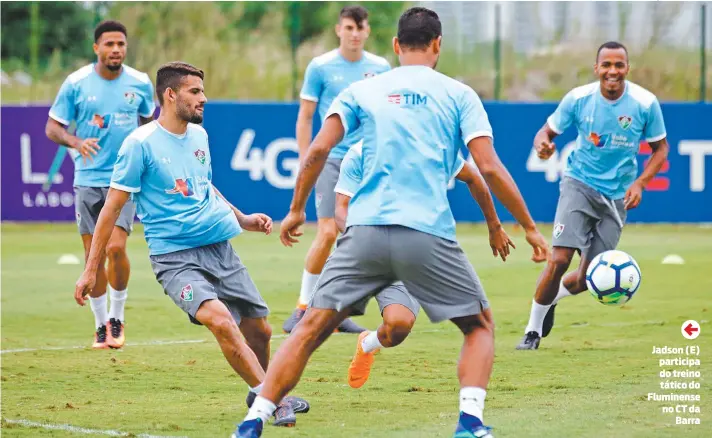  ??  ?? Jadson (E) participa do treino tático do Fluminense no CT da Barra