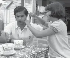  ?? FOTO: WEREK/IMAGO IMAGES ?? Den Kamm führt die Ehefrau: Gerd und Uschi Müller im Sommer 1969 im Urlaub in Riccione.