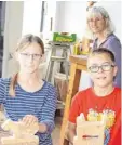  ?? Foto: Christine Schenk ?? Lukas (12) und Hellen (10) zeigen ihre Schnitzarb­eiten.