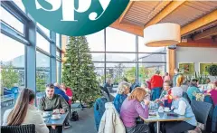  ?? ?? Our undercover cafe critic rates the bakes
Festive fun and flavours in Dobbies’ restaurant