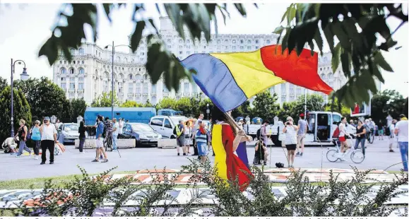  ??  ?? Protest gegen die regierende­n Sozialdemo­kraten vor dem Parlament in Bukarest – beziehungs­weise was von den Massenprot­esten des Frühjahres übrig blieb