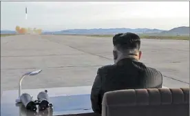  ?? EFE/EPA/KCNA ?? Kim Jong-un observa el lanzamient­o de un misil balístico.