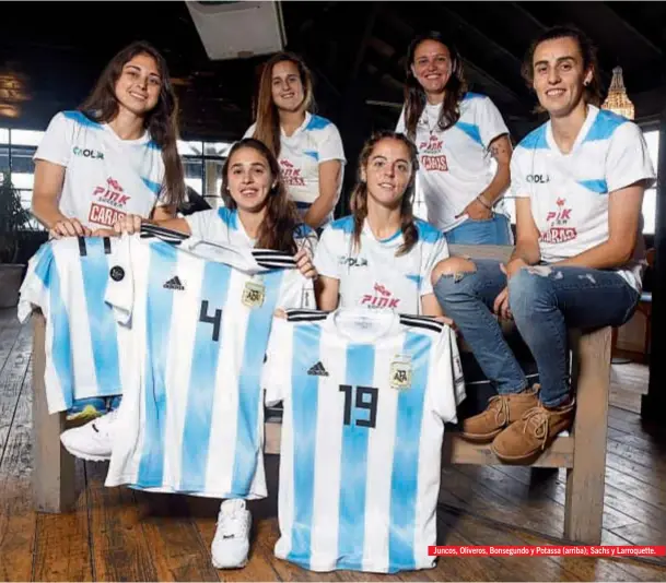  ??  ?? Juncos, Oliveros, Bonsegundo y Potassa (arriba); Sachs y Larroquett­e. Las chicas de la selección femenina de fútbol posan con las remeras que esperan lucir en la Copa del Mundo. Gaby Bukmaier, de Pink Soccer, fue la ideóloga de un “mimo” que merecían....