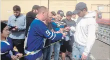  ?? KEVIN MCGRAN TORONTO STAR ?? Toronto Maple Leafs centre Auston Matthews signs autographs outside the Coyotes Ice Den in Scottsdale, Ariz., where he grew up.