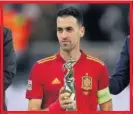  ?? ?? Busquets, con su trofeo de MVP.