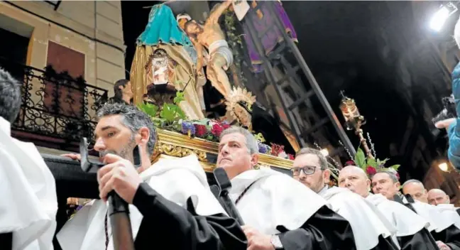  ?? // FOTOS; H. FRAILE’ ?? El paso del Descendimi­ento, llevado a pulso por los cofrades, durante la procesión del Santo Entierro celebrada en Toledo