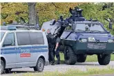  ?? FOTO: AP ?? Polizisten blockieren mit einem gepanzerte­n Fahrzeug eine Straße in Halle.