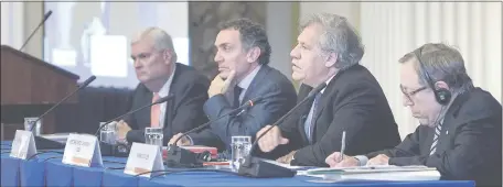  ?? (AFP) ?? El secretario general de OEA, Luis Almagro (2º de la der.) junto al grupo de expertos del organismo panamerica­no que investigó la situación política y social venezolana.