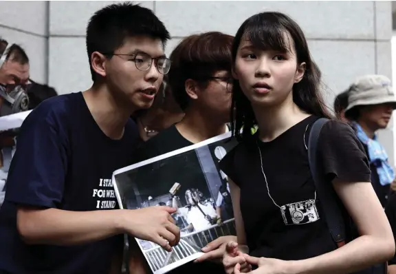  ??  ?? Engagés. Joshua Wong et Agnes Chow, le 21 juin 2019. Les manifestat­ions contre le projet de loi facilitant les extraditio­ns vers la Chine avaient embrasé la ville pendant plusieurs semaines.
