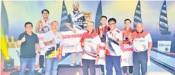  ?? — Photo by Teo Chi Wei ?? Ahmad (front, second left) joins (front, from left) Lamat, Si, Morshidi and Shaifulbah­ri in a photo-call with the top bowlers of the Open category.