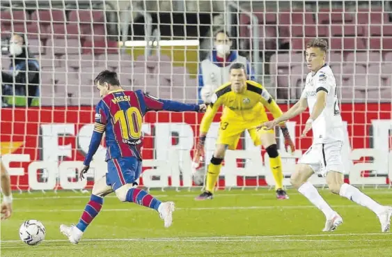  ??  ?? Messi firmó un doblete decisivo para sacar adelante el partido. En la última acción pudo lograr su primer hat-trick del curso, pero fue Griezmann quien marcó de penalti // V. ENRICH