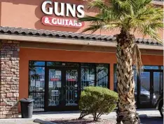  ?? Foto: Martin Bialecki, dpa ?? „Guns and Guitars“: In diesem Laden in Mesquite, Nevada, hat der Todesschüt­ze von Las Vegas einige seiner Waffen erworben.
