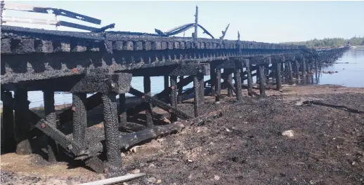  ??  ?? Le pont pour VTT d’Inkerman a été la proie des flammes à l’automne 2017. - Archives