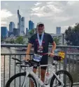  ?? Foto: Jochen Knorz ?? Jürgen Lechner vor der Skyline von Frankfurt. Da seine Laufschuhe in der Wechselzon­e nicht zu finden waren, ab solvierte er den Marathon in Straßen schuhen.